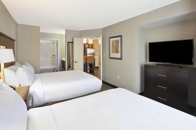 جناح بسريرين كوين بغرفة نوم واحدة بمطبخ، Staybridge Suites Benton Harbor St Joseph 1/3