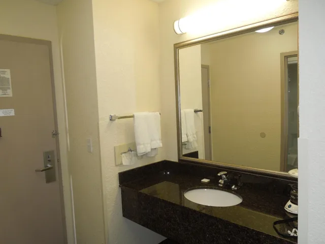 غرفة بسرير كينج بحوض استحمام لذوي الإعاقة، Best Western Inn Elyria 4/6