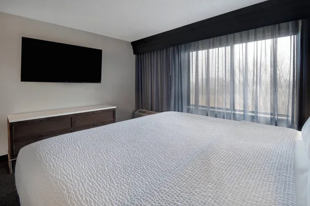 جناح بسرير كينج، Courtyard by Marriott Cincinnati Airport 2/4