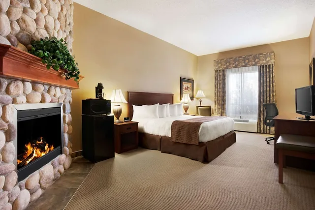 غرفة بسرير كينج، Days Inn & Suites By Wyndham Strathmore 2/3