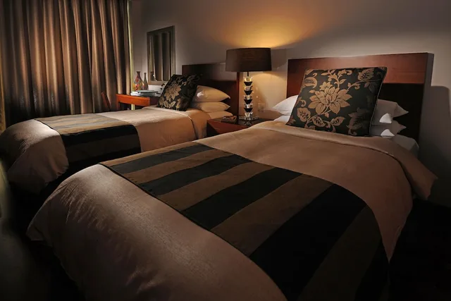 جناح تنفيذي بسرير كينج وسريرين منفصلين بغرفتي نوم، Fraser Suites Seef Bahrain 5/10