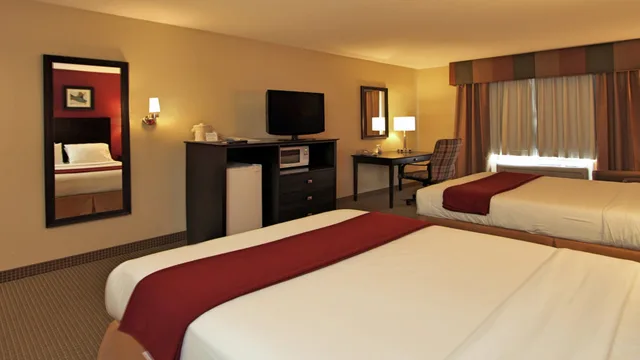 غرفة قياسية بسريرين كوين لذوي الإعاقة، Holiday Inn Express Hotel Suites Defiance 1/3