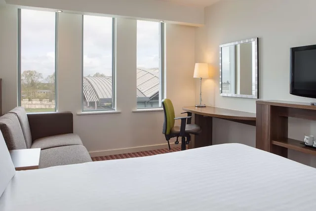 غرفة بسرير كوين مع أريكة، HAMPTON BY HILTON YORK 5/7