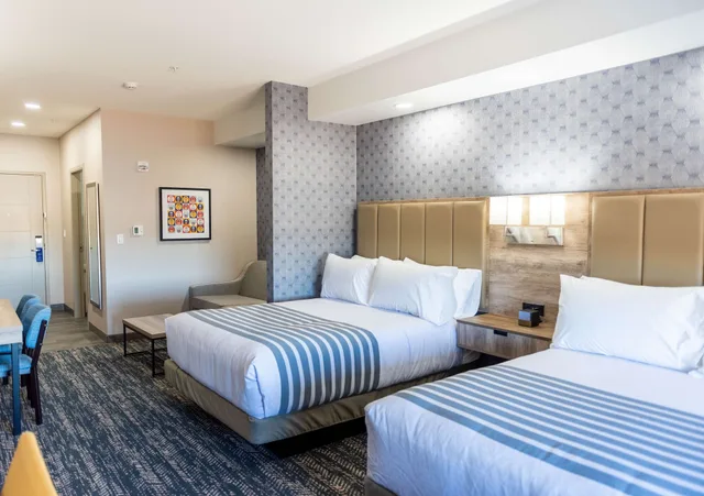Standard, 2 Queen Beds, Best Western Premier Executive Residency Medicine Hat 3/10