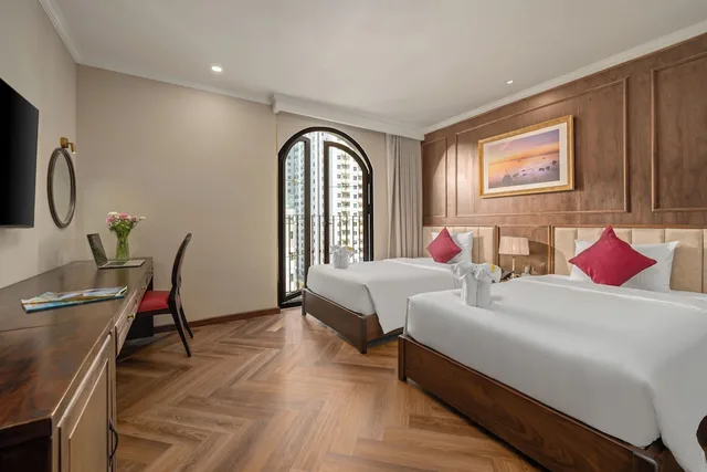 غرفة ديلوكس بسريرين منفصلين بإطلالة على المدينة بشرفة، Golden Lotus Luxury Hotel Da Nang 1/7