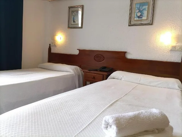 غرفة بسريرين منفصلين، Mercedes Hotel 1/3