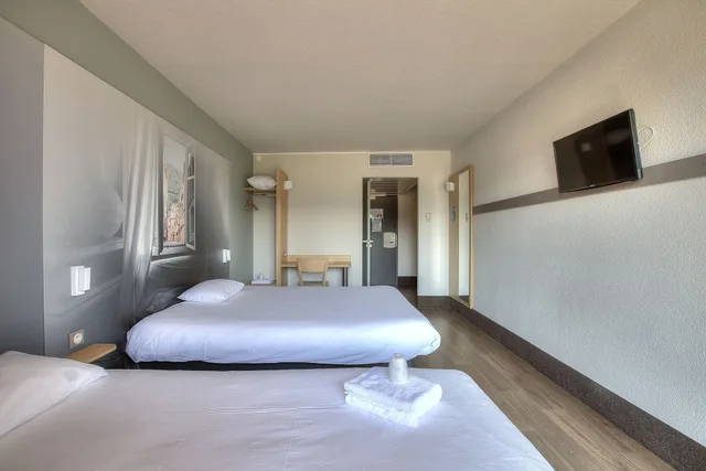 غرفة رباعية بسرير مزدوج وسريرين منفصلين، B&B Hotel Villeneuve Loubet Village 2/5