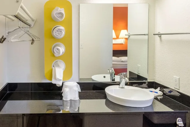 جناح بسرير كوين، Motel6 Bakersfield, CA - East 6/8