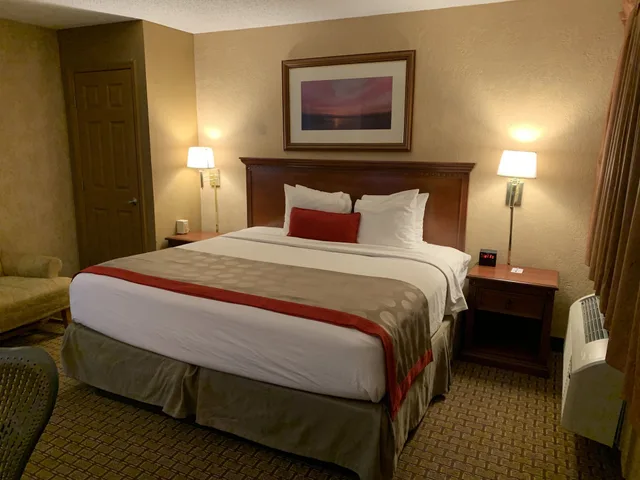 Room, King Bed, Jetted Tub, Exterior Entrance، Ramada By Wyndham West Atlantic City 2/5