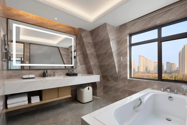 جناح فاخر بسرير كينج، Ramada by Wyndham Zhumadian West Station 2/2
