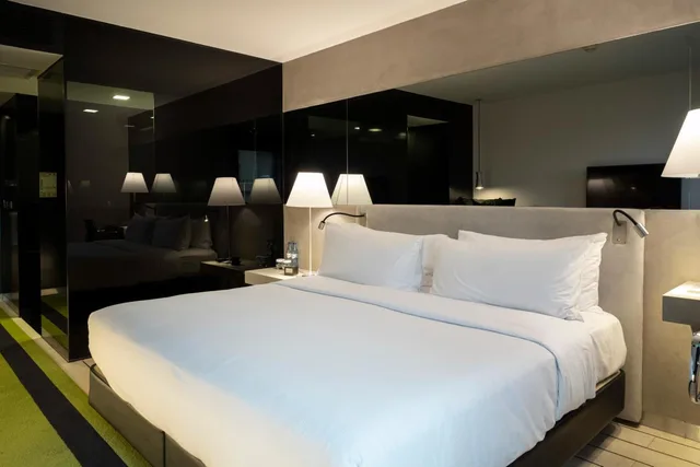 غرفة بسرير كينج بشرفة بإطلالة، Doubletree By Hilton Lisbon Fontana Park 1/7