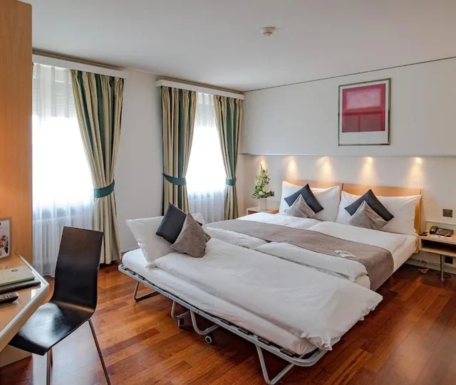 غرفة قياسية ثلاثية بسرير فردي، Hotel Krone Unterstrass 1/9