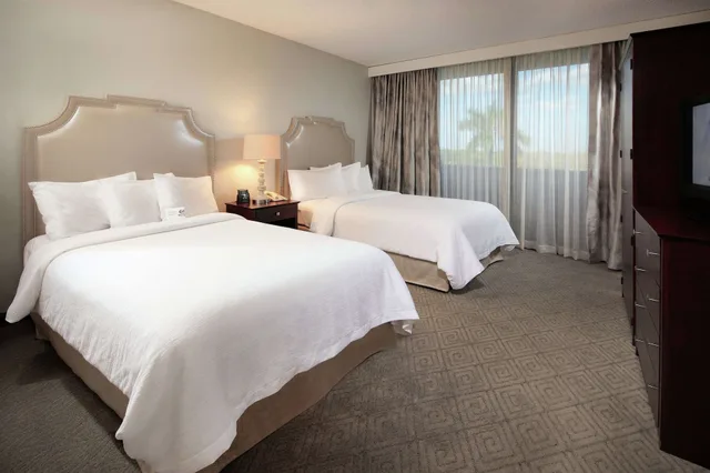 جناح بسريرين مزدوجين بشرفة مع أريكة، Embassy Suites by Hilton Boca Raton 1/3