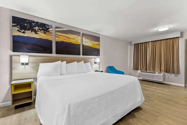 غرفة بسرير كينج، Days Inn by Wyndham Buckeye 2/5