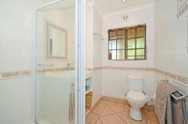 Executive, Twin Beds, Cherry Tree Cottage Linden Bed And Breakfast 2/2