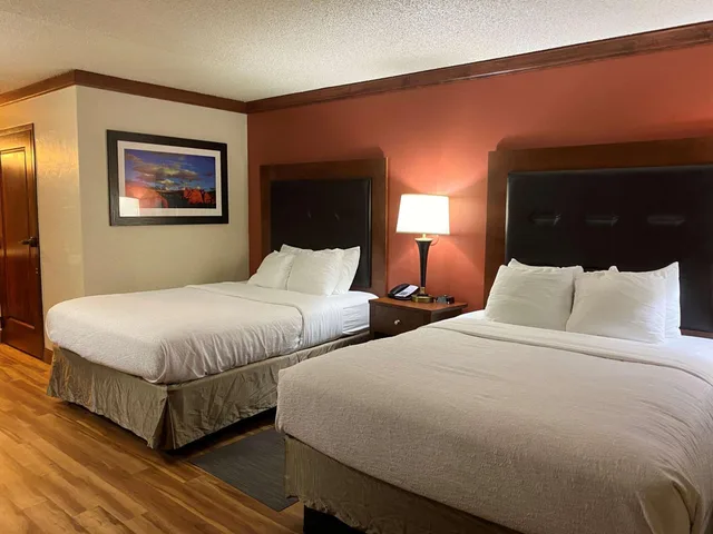 غرفة بسريرين كوين بحوض استحمام لذوي الإعاقة، Best Western Plus Greenwell Inn 3/4