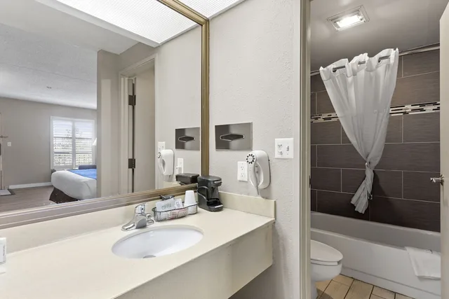 غرفة قياسية بسرير كينج، Travelodge by Wyndham Pueblo 7/8