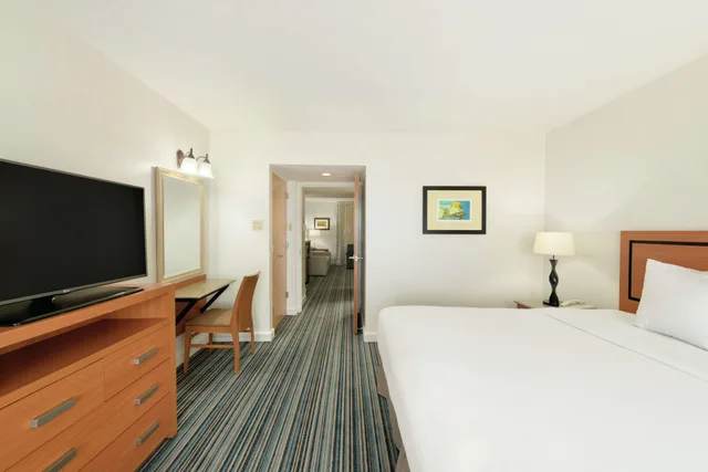 غرفة بسرير كينج بغرفة نوم واحدة لذوي الإعاقة، Embassy Suites By Hilton Dorado Del Mar Beach Resort 1/2