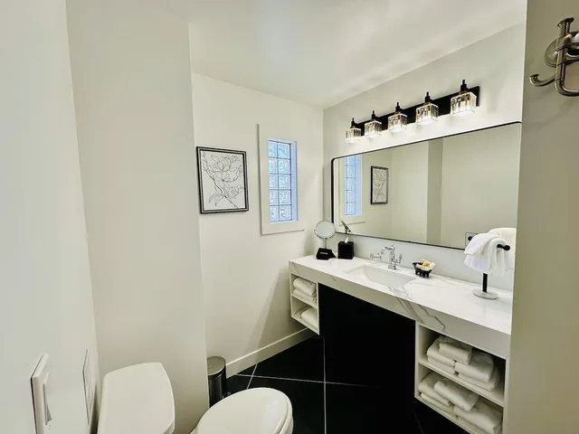 جناح استوديو إليت بسرير كينج وسرير كوين بإطلالة على الفناء مع أريكة بمطبخ، Bespoke Inn Flagstaff 9/10