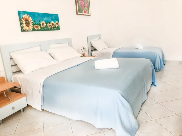 غرفة قياسية ثلاثية بسرير مزدوج وسرير فردي، Hotel I Colori Del Mare 1/5