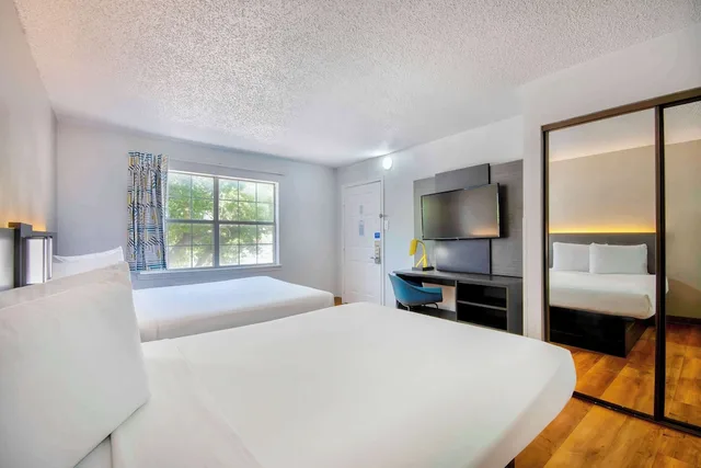 غرفة قياسية بسريرين مزدوجين لذوي الإعاقة، Studio 6 Extended Stay - Austin, TX - Midtown 1/10