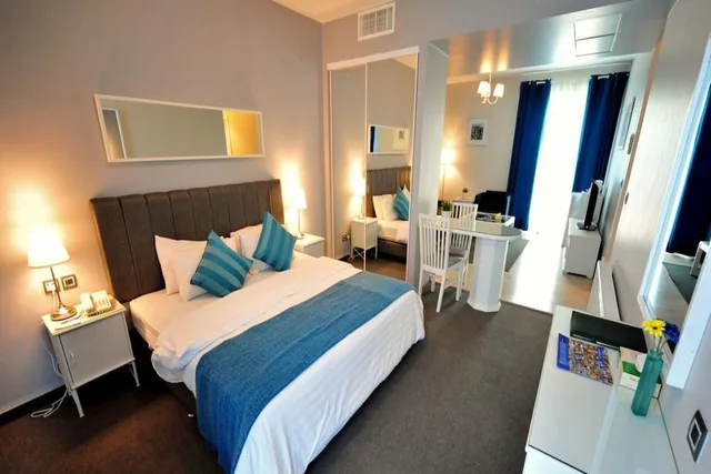 غرفة ديلوكس بسريرين كينج بغرفة نوم واحدة بحمام خاص، THE CONROY BOUTIQUE HOTEL 4/6