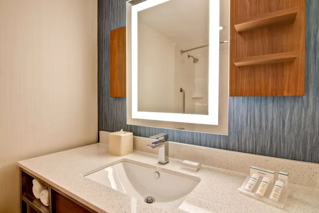 غرفة بسرير كينج وسريرين كوين، Hilton Garden Inn Toronto Mississauga 5/7