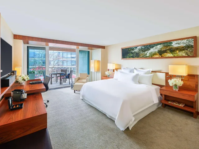 غرفة ديلوكس بسرير مزدوج بإطلالة على المسبح، Fairmont Pacific Rim 2/2