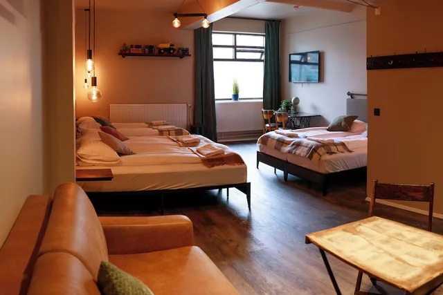 غرفة عائلية بسريرين كوين بحمام خاص مع أريكة، Kex Hostel Reykjavík 5/10