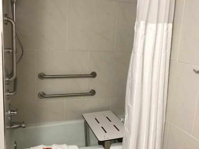 غرفة بسرير كوين مع أريكة لذوي الإعاقة، Holiday Inn Bloomington Normal 7/7
