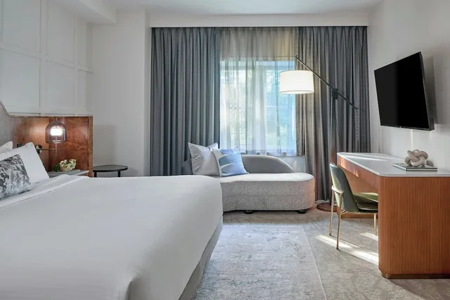 جناح بسرير كينج بغرفة نوم واحدة مع أريكة، Longfellows Hotel & Restaurant 1/3