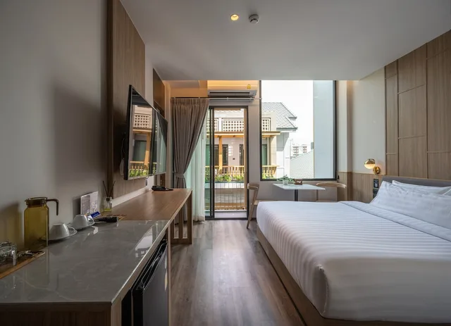 غرفة ديلوكس بسرير كينج بإطلالة على المسبح بشرفة، SHAN Villas Sukhumvit 2/6