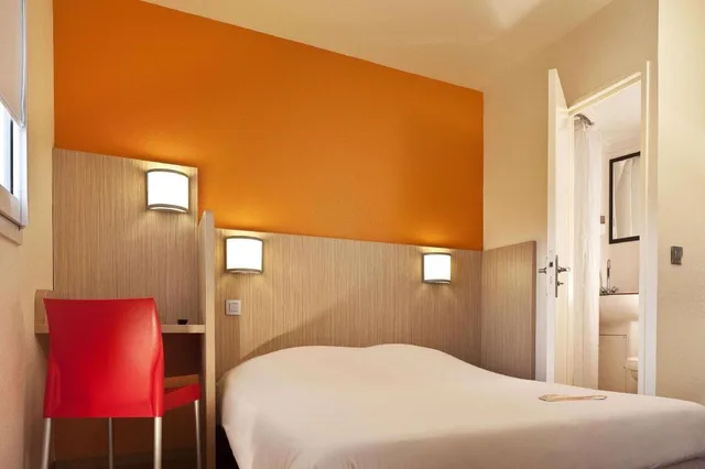 غرفة قياسية بسرير فردي وسريرين مزدوجين، Hotel Premiere Classe Perpignan Nord 1/6