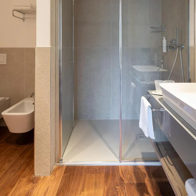 جناح بشرفة، Hotel Garda 8/10