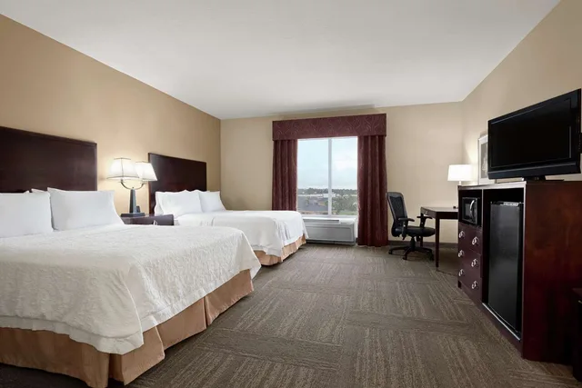 غرفة بسريرين كوين بحوض استحمام لذوي الإعاقة، Hampton Inn Suites Brunswick 1/1