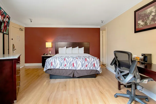 غرفة ديلوكس بسرير كوين، Red Roof Inn & Suites Monterey 1/4