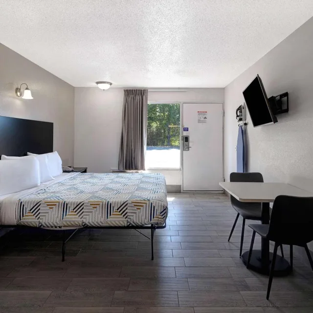 غرفة بسرير كينج، Motel 6 Branson West Silver Dollar City 3/10