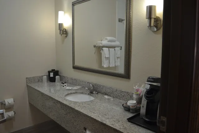 غرفة بسرير كينج، Country Inn & Suites by Radisson, Abingdon, VA 2/3