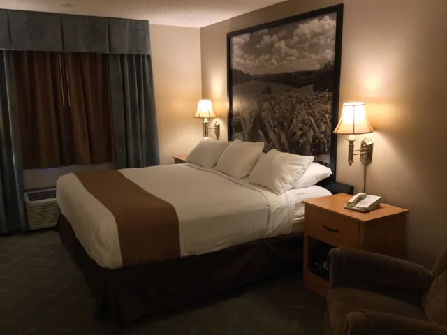 Suite, King Bed, Jetted Tub, Super 8 by Wyndham Monroe WI 3/7