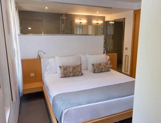 جناح بسرير مزدوج بحوض جاكوزي، NM Suites 1/2