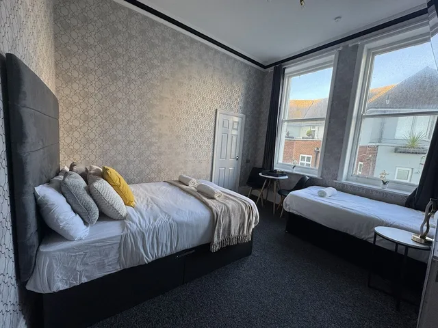 غرفة قياسية ثلاثية بسرير مزدوج وسرير فردي، OYO Marine Parade Hotel Eastbourne Pier 5/10