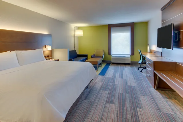 Suite, King Bed, Sofa, Holiday Inn Express & Suites Atlanta N-Perimeter Mall Area, an IHG Hotel 3/5