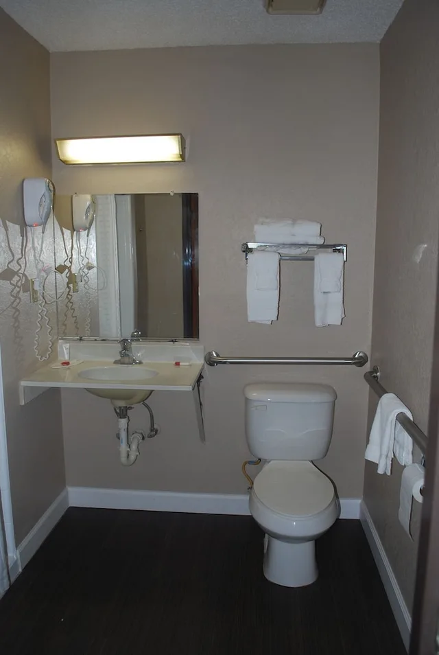 غرفة بسريرين كوين للمدخنين، Super 8 by Wyndham Warner Robins 3/3