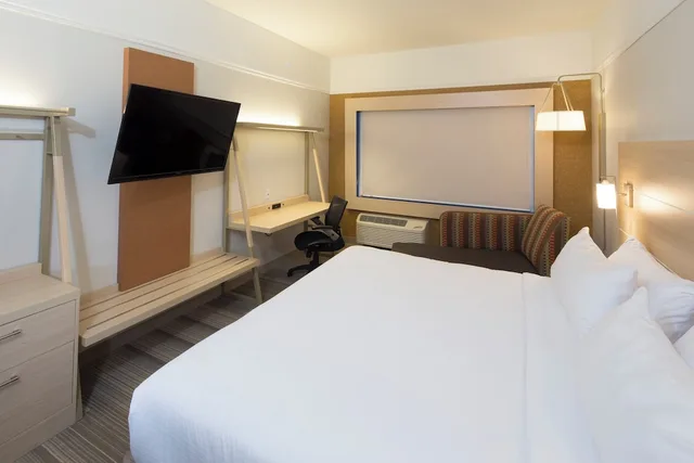 غرفة قياسية بسرير كينج لذوي الإعاقة، Holiday Inn Express And Suites Portage 1/3