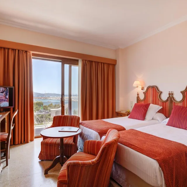 غرفة بسريرين منفصلين بإطلالة على البحر، Miramar Hotel 2/6