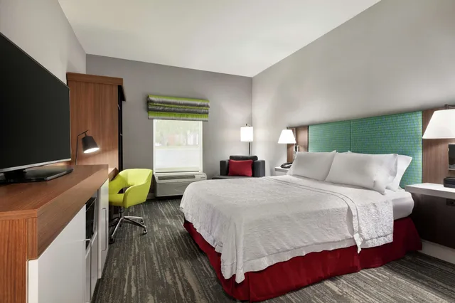 غرفة بسرير كينج بمطبخ صغير، Hampton Inn Oklahoma City-I-40 E. (Tinker Air Force Base) 1/3