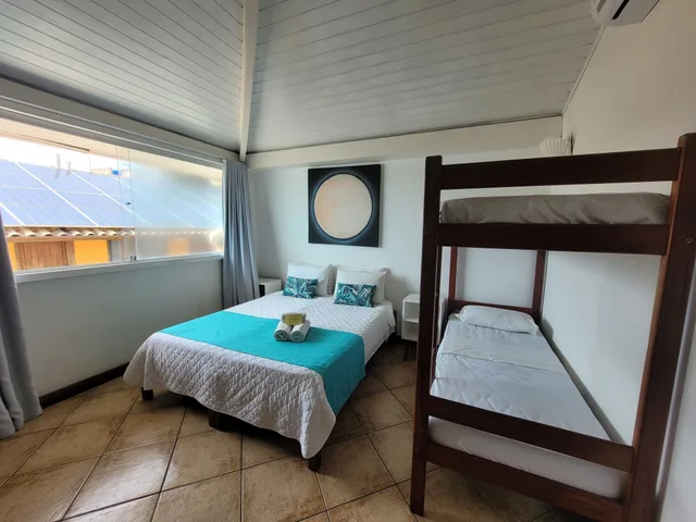 غرفة كومفورت رباعية بسرير مزدوج وسرير بطابقين، Bamboo Buzios Hostel 2/4