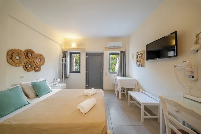 غرفة قياسية بسرير مزدوج بشرفة، Ersi Villas 4/10