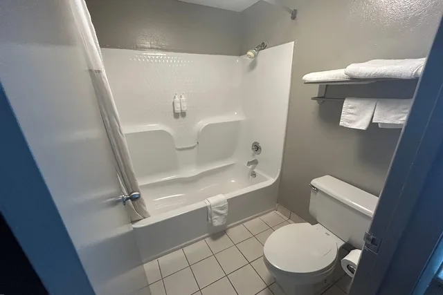 Standard, King Bed, Days Inn by Wyndham Dublin GA 6/7