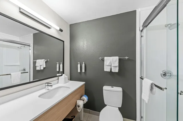 غرفة بسرير كينج، Spark by Hilton Cincinnati Airport South 4/4